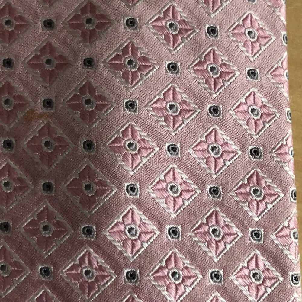 Tasso Elba Spa Hand Crafted Pink Diamond Floral 100% Silk Necktie